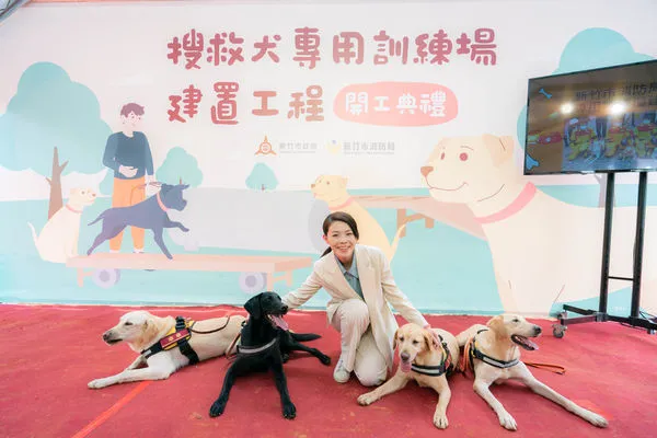 ▲新竹市長高虹安與4隻搜救犬合影。(圖/新竹市政府提供)