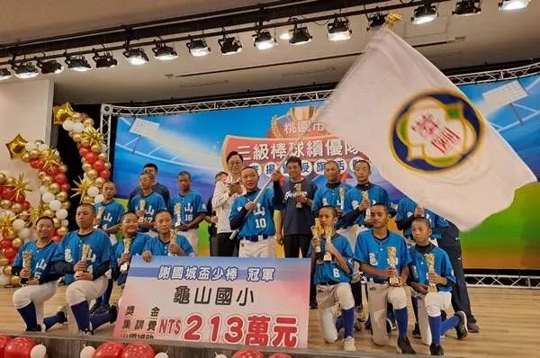 ▲桃園市三級棒球績優隊伍表揚,張善政授旗勉勵選手勇奪佳績