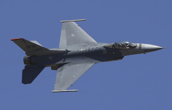 ▲▼ 2019年2月24日，美國F-16戰機在印度航空航展進行特技飛行。（圖／CFP）