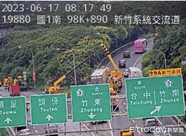 ▲國一南向新竹系統大貨車衝出邊坡 駕駛恍神釀禍!回堵5公里。(圖/翻攝1968app)