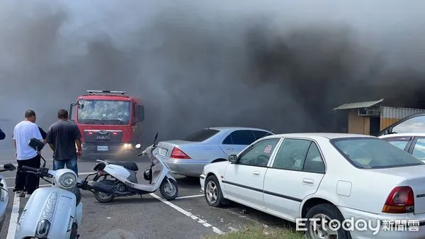 ▲高雄市立殯儀館旁的倉庫起火燃燒 。(圖/記者吳世龍翻攝)