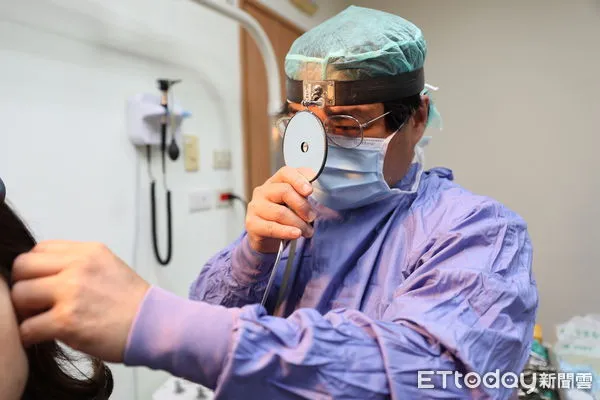 ▲耳鼻喉科副主任周昱甫說,高齡人工電子耳植入的黃金期為完全失聰5年內。(圖/慈濟醫學中心提供,下同)