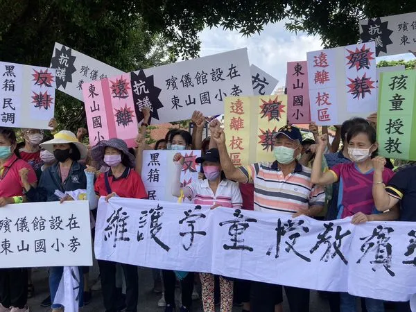 ▲彰化員林市將設置禮儀廳百名市民抗議。(圖/記者唐詠絮攝)