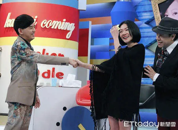 ▲▼黃子佼上《康熙來了》和小S世紀擁抱。(資料照/中天)