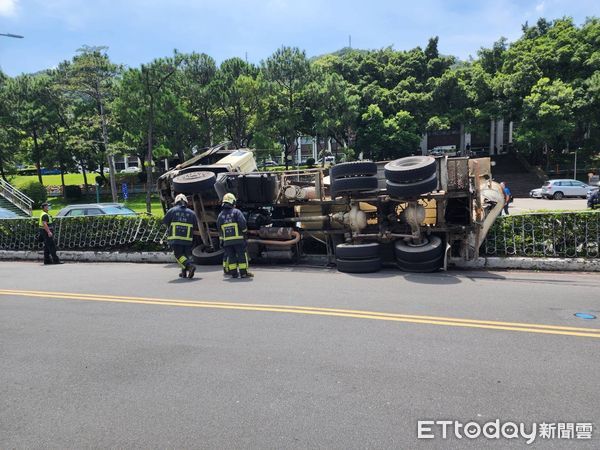 ▲▼ 水泥車翻覆,壓扁明志科大路旁停放的轎車 。(圖/記者戴上容翻攝)