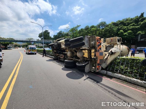 ▲▼ 水泥車翻覆,壓扁明志科大路旁停放的轎車 。(圖/記者戴上容翻攝)