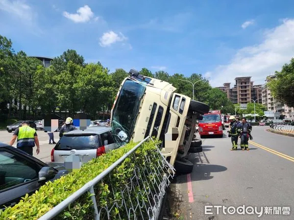 ▲▼ 水泥車翻覆,壓扁明志科大路旁停放的轎車 。(圖/記者戴上容翻攝)