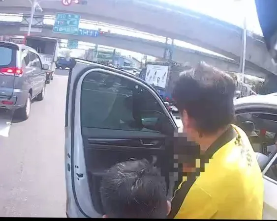 ▲埔心有夫妻停紅綠燈吵架被路人壓制。(資料圖/彰化踢爆網提供,以下同)
