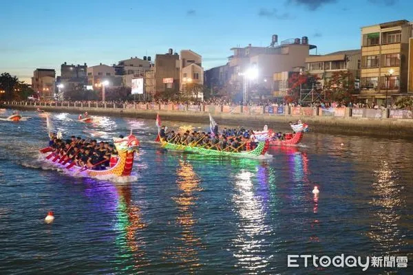 ▲2023台南國際龍舟錦標賽,共103支隊伍經歷4天精彩激戰,各組冠軍隊伍終於在22日晚上決賽陸續脫穎而出,台南市長黃偉哲親自到場主持頒獎以及閉幕。(圖/記者林悅翻攝,下同)