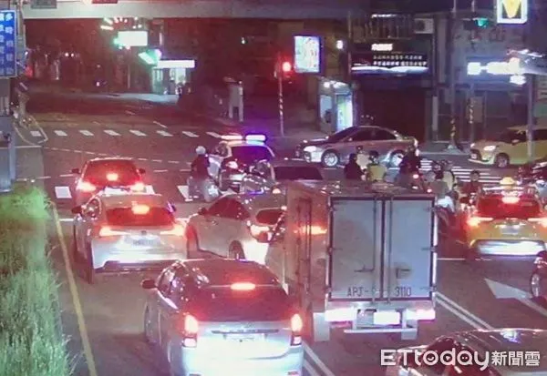 ▲警車在尖峰時為手指遭絞傷者開道送醫。(圖/桃園警分局提供)