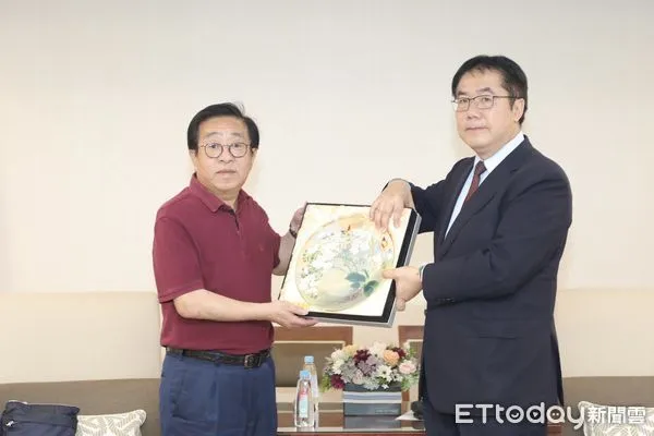 ▲台南市長黃偉哲,與從日本遠道而來的丸久株式會社社長田中康男會面,交流農產外銷事宜,期盼未來雙方的合作能夠長久,台南優質農產能夠打通銷日通路。(圖/記者林悅翻攝,下同)