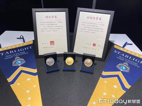 ▲▼星光實驗學校不滿下學期無法招生,26日上午將把課堂移至市府戶外中庭上最後一課。(圖/家長提供,下同)