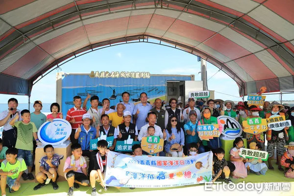 ▲▼ 不畏烈日當頭 響應愛海意識眾人彩繪東石網寮漁港 。(圖/嘉義縣政府提供)