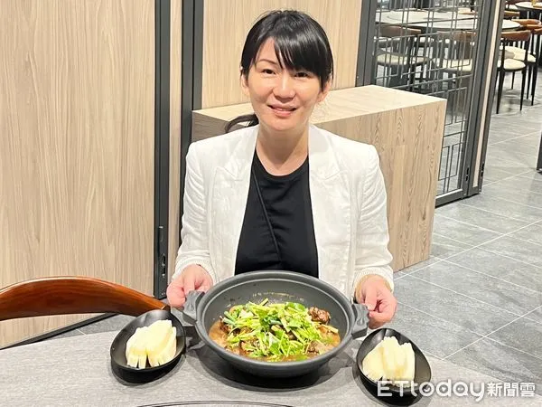 ▲「花雕雞女王」高彤創始的「廚房有雞」旗艦店2館28日開幕,21日起進行試營運,她歡迎大家一起來品嚐鎮店大菜「正宗花雕雞」等美食料理。(圖/記者林悅攝,下同)