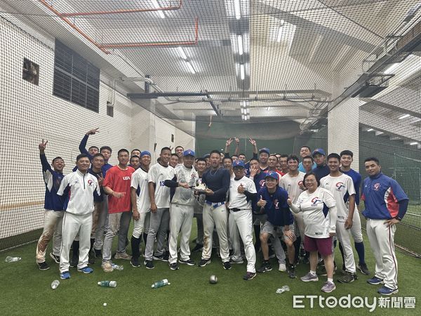 ▲U18培訓隊為吳柏宏慶生 。(圖/記者王真魚攝)