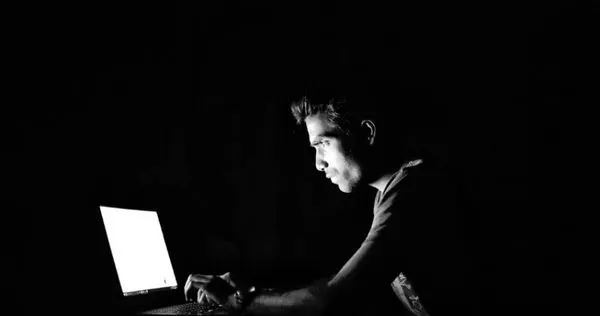 一位姐姐幫弟弟買珍奶回家,結果忘記敲門就闖入房間,意外發現弟弟深夜在看A片。(圖/示意圖,翻攝自pixabay)