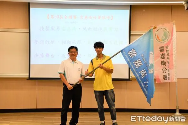 ▲雲嘉南分署長劉邦棟(左)授旗代表選手張雨巃,期待選手們都能在「第53屆全國技能競賽」,獲取佳績留名全國賽英雄榜。(圖/記者林悅翻攝,下同)