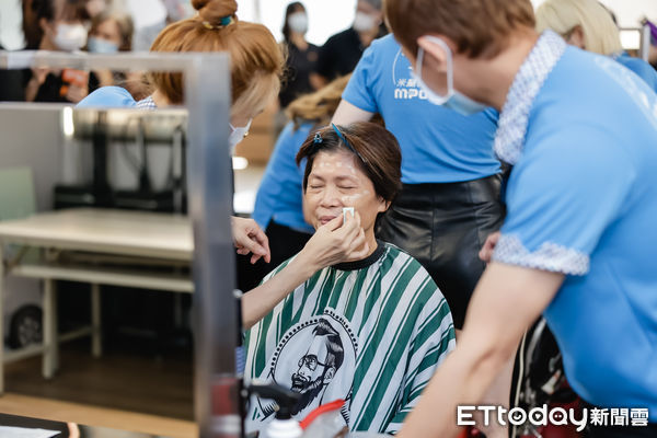 ▲南投縣銀髮人才服務據點將辦理銀齡時尚形象與儀態訓練講座,圖為米蘭髮型號召設計師與伊甸基金會公益大使大元林艾璇為銀髮身障長輩化妝做造型。(圖/資料照片,記者林悅翻攝)