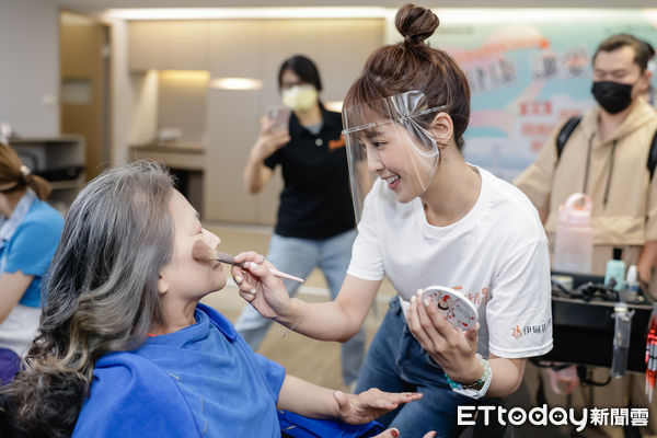 ▲南投縣銀髮人才服務據點將辦理銀齡時尚形象與儀態訓練講座,圖為米蘭髮型號召設計師與伊甸基金會公益大使大元林艾璇為銀髮身障長輩化妝做造型。(圖/資料照片,記者林悅翻攝,下同)