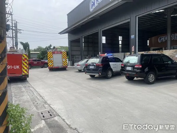 ▲一名工人被巨石壓住,4警消分隊前往搶救 。(圖/記者吳世龍翻攝)