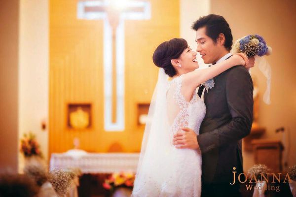 6/7 13:44 藍正龍(左)與周幼婷(右)騎上U bike離開,兩人毫無一絲激動神情,任誰也想不到,他們是要去辦理離婚手續。