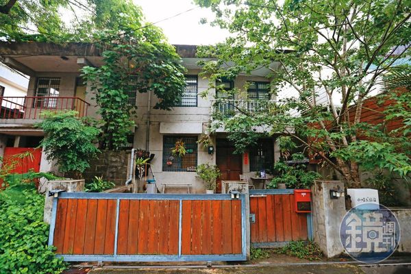 Kolas和李男曾在民宿投宿,李妻前往探查。