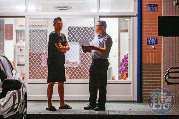 2023年6月16日21:36,李男(左)之前常以在派出所為由不回家。