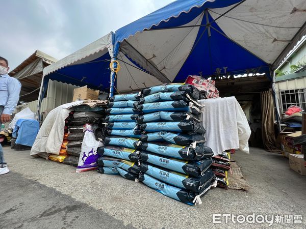 ▲民眾黨台南市黨部所合力募捐達300公斤飼料,贈與台南「徐春水流浪動物之家」,希望透過民眾黨的號召,喚起眾人對動保議題進一份心力。(圖/記者林悅翻攝,下同)