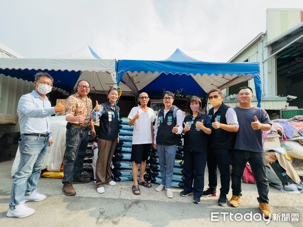 ▲民眾黨台南市黨部所合力募捐達300公斤飼料,贈與台南「徐春水流浪動物之家」,希望透過民眾黨的號召,喚起眾人對動保議題進一份心力。(圖/記者林悅翻攝,下同)