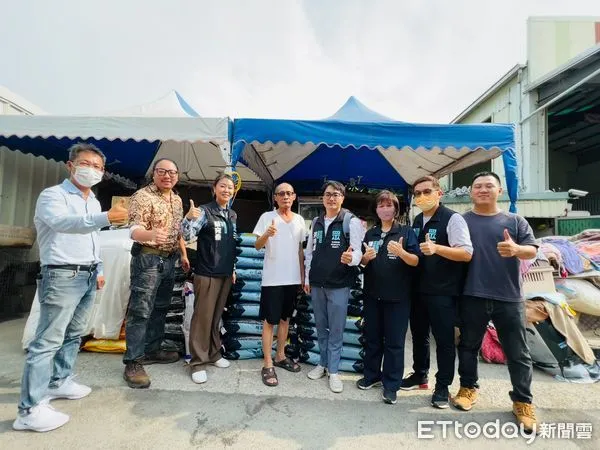 ▲民眾黨台南市黨部所合力募捐達300公斤飼料,贈與台南「徐春水流浪動物之家」,希望透過民眾黨的號召,喚起眾人對動保議題進一份心力。(圖/記者林悅翻攝,下同)