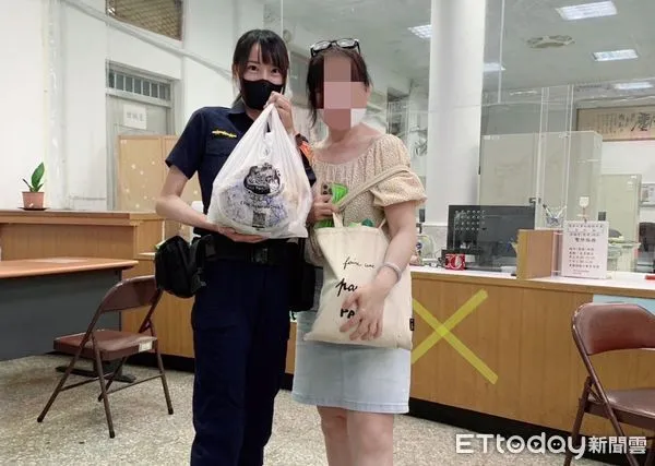 ▲▼婦人丟掉帆布袋後好焦急,正妹女警1個小時尋回。(圖/民眾提供,下同)