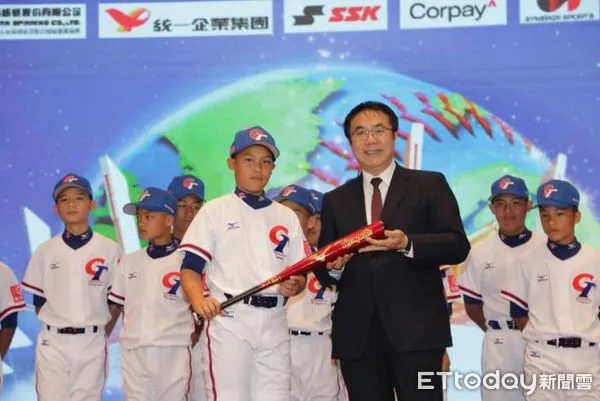 ▲台南市政府主辦「2023第七屆WBSC世界盃少棒錦標賽」,黃偉哲市長專程北上,親自為中華隊獻上祝福,廣邀全國球迷到台南觀賞球賽。(圖/記者林悅翻攝,下同)