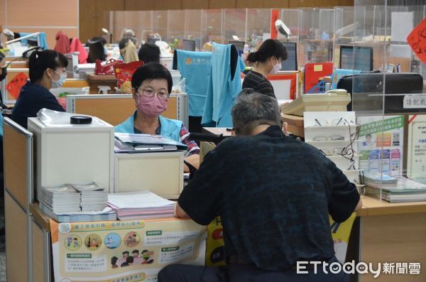 ▲為推動匯款入帳作業,公所社勞課已於寄送通知單及申請單至各家戶。(圖/花蓮市公所提供,下同)