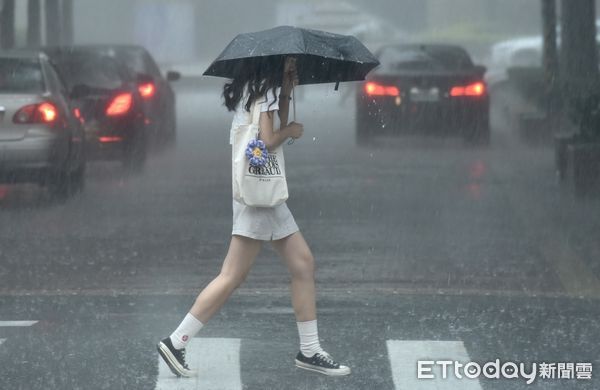 ▲▼天氣,行人路權,路人,雷雨,口罩,斑馬線,過馬路,大雨,大雷雨,下雨,雨天,豪大雨,午後雷陣雨,梅雨,降雨,氣象,豪雨,颱風外圍環流,西南氣流,滯留鋒面,撐傘,雨傘,陰雨綿綿,潮濕,濕度,熱對流,天氣配圖。（圖／記者李毓康攝）