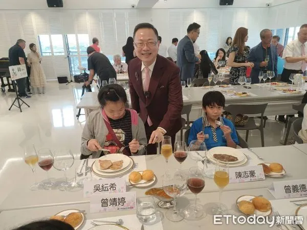 ▲《台南音樂與生活美學協會》理事長蘇明宙,教導弱勢家庭小孩,學習正確社交與西餐禮儀,除邀請專業人員指導外,也邀請30多位各行各業的精英到場陪伴。(圖/記者林悅翻攝,下同)