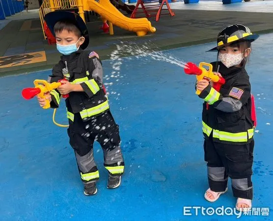 ▲台南市消防局新化消防分隊出動警義消與婦宣姊妹,向民眾宣導各項防火與防災知識。(圖/記者林悅翻攝,下同)