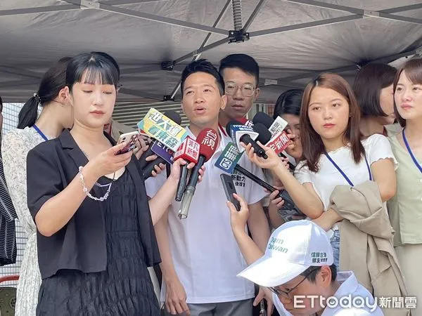 ▲▼民進黨立委何志偉受訪。(圖/記者呂晏慈攝)