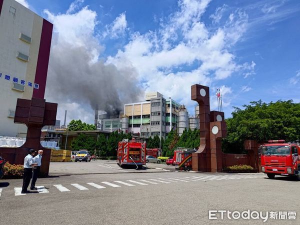 ▲▼ 楊梅工廠大火。(圖/記者楊熾興翻攝)
