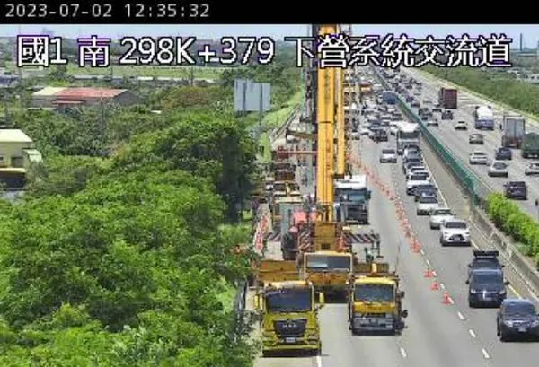 ▲▼ 國1南下298k大貨車衝落邊坡,紫爆回堵10公里 。(圖/翻攝高速公路1968)