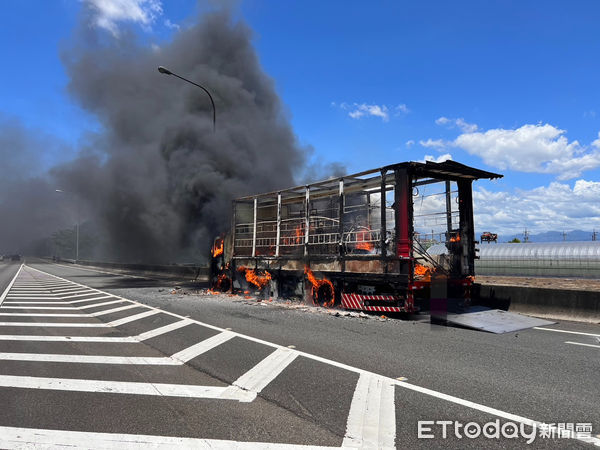 ▲▼ 進香團大火車國道起火,整車神尊被燒光 。(圖/記者翁伊森翻攝)