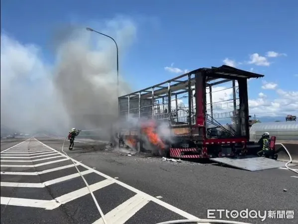 ▲▼ 進香團大火車國道起火,整車神尊被燒光 。(圖/記者翁伊森翻攝)