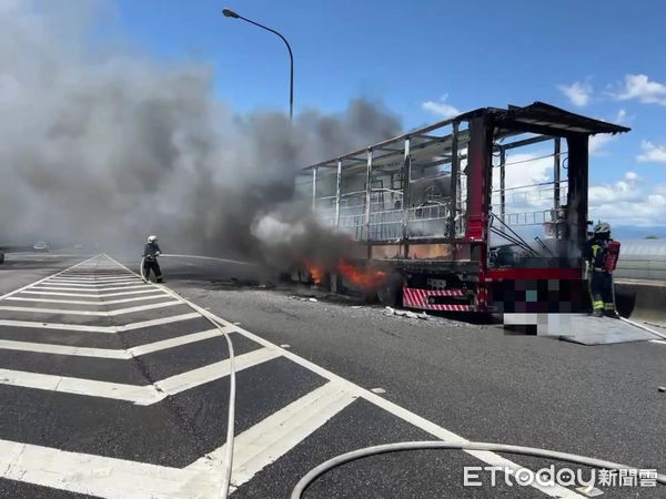 ▲▼ 進香團大火車國道起火,整車神尊被燒光 。(圖/記者翁伊森翻攝)