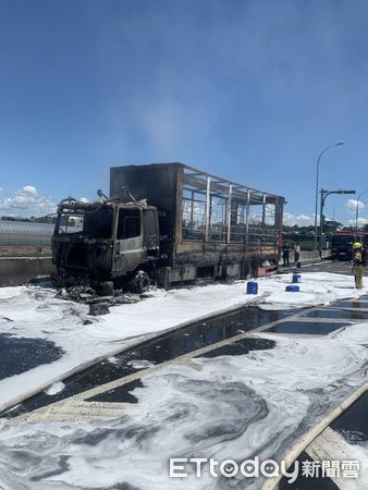 ▲▼ 進香團大火車國道起火,整車神尊被燒光 。(圖/記者翁伊森翻攝)
