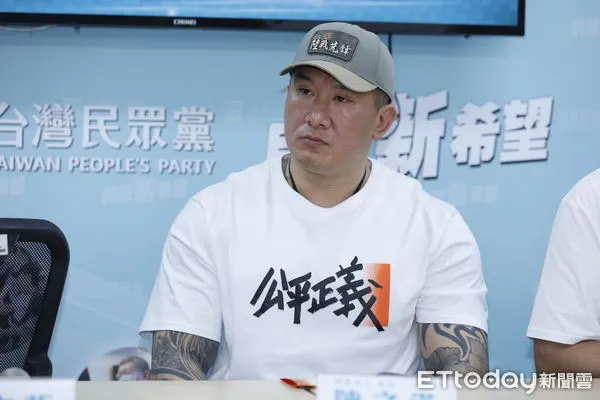 ▲▼館長陳之漢及前時力立委黃國昌發起7/16「公平正義」上凱道遊行活動,今日兩人特地送交邀請函給民眾黨主席柯文哲。(圖/記者湯興漢攝)