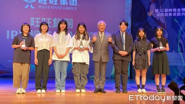 ▲▼葉晉嘉教授(左二)與谷嫚婷助理教授(右一)帶隊參賽成績亮眼。(圖/屏大文創提供)