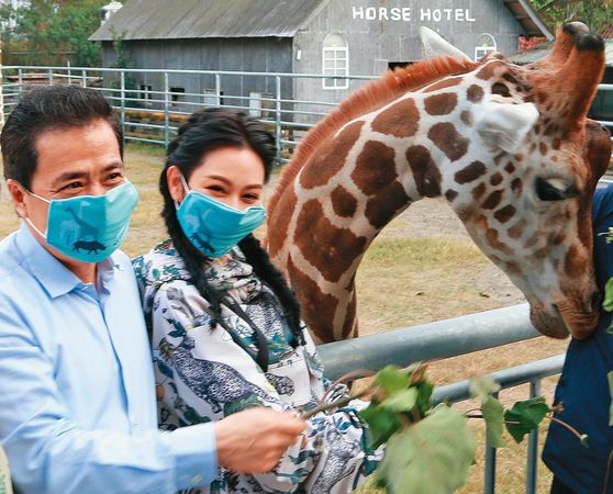 頑皮世界控告前主播李天怡等人涉及背信及詐欺等罪,圖為頑皮世界董事長張榮華(左)於2020年底在該園成立環境教育中心,找來藝人曾莞婷(右)擔任活動親善大使。(台南市政府提供)