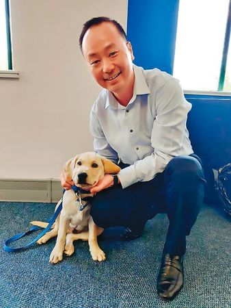 南非台裔議員孫耀亨涉及頑皮世界背信案遭列為被告,因遲未到案,北檢已將他發布通緝。(翻攝Michael Sun臉書)