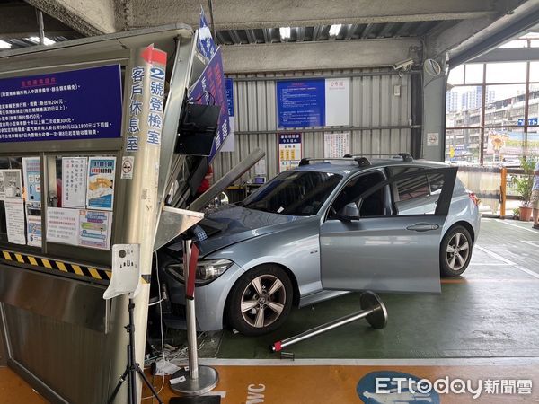 ▲汐止驗車廠暴衝意外,民眾愛車BMW經場內人員操作暴衝撞毀亭崗,恐賠償高額維修費。(圖/記者張君豪翻攝)