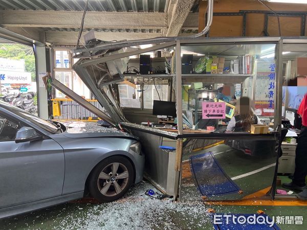 ▲汐止驗車廠暴衝意外,民眾愛車BMW經場內人員操作暴衝撞毀亭崗,恐賠償高額維修費。(圖/記者張君豪翻攝)