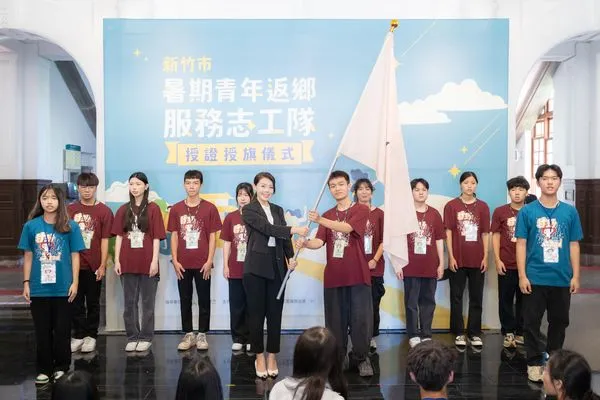 ▲青年志工代表接受市長授旗。(圖/新竹市政府提供)